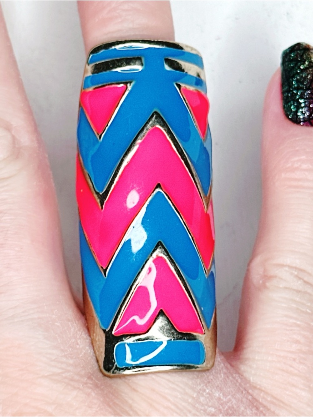 438u. Neon Ring Hot Pink Goldtone Size 6